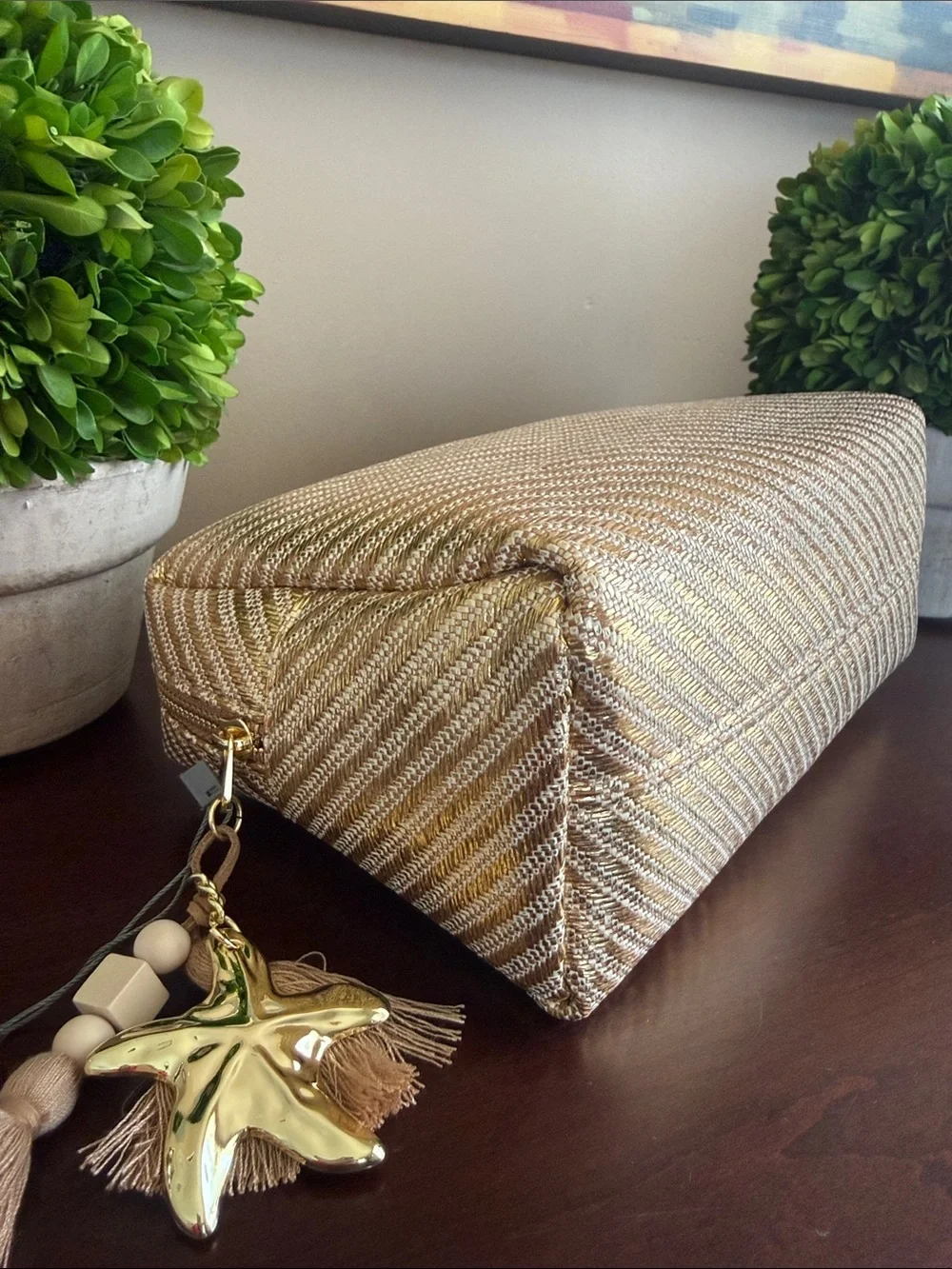 VINCE CAMUTO 💄IRIDESCENT GOLD-TONE COSMETIC BAG💄 WITH TASSEL CHARMS 🌟NWT🌟
